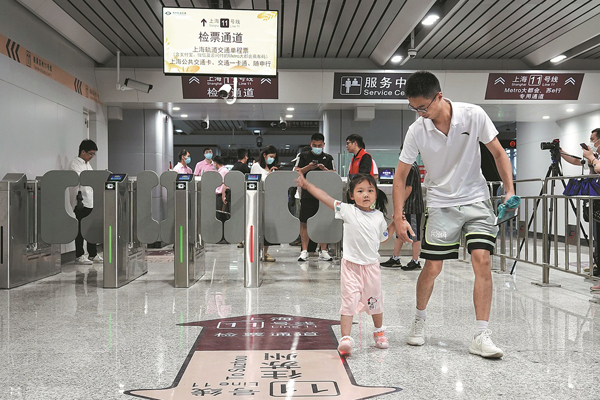 Suzhou's subway connects with neighboring Shanghai