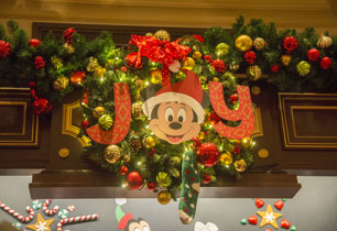Shanghai Disneyland gets into Christmas spirit