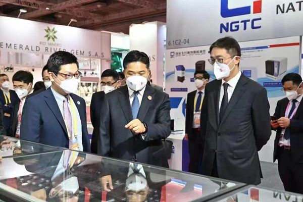Gemstones, jewelry sector dazzles at 5th CIIE in Shanghai