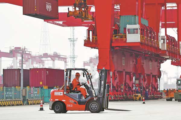 Shanghai port remains world's busiest container port
