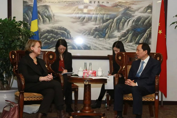Top Shanghai commerce official meets Swedish Consul General
