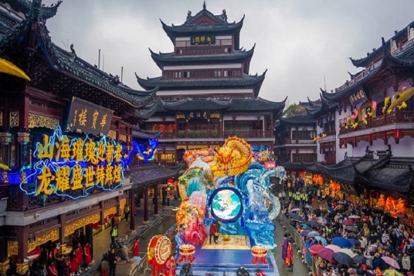 Shanghai Yuyuan Garden lights up to toast Lantern Festival