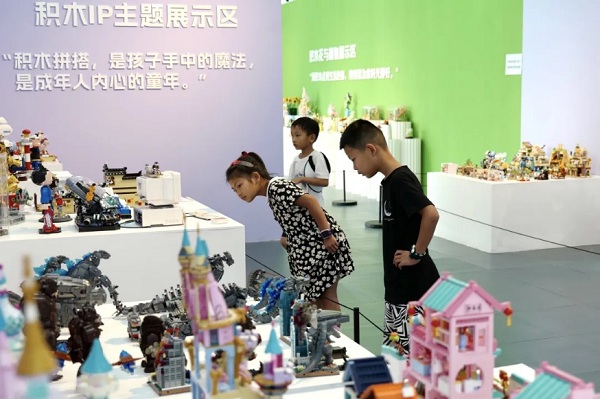 Lego-inspired expo draws thousands to Shanghai's MOHO Mall