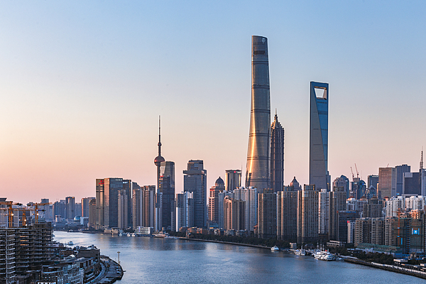 Shanghai thriving as global investment hub